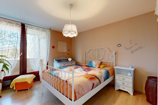 zimmer / schlafzimmer mit natural light, natürliches licht, inside property, wood finish floor, und holzfußboden