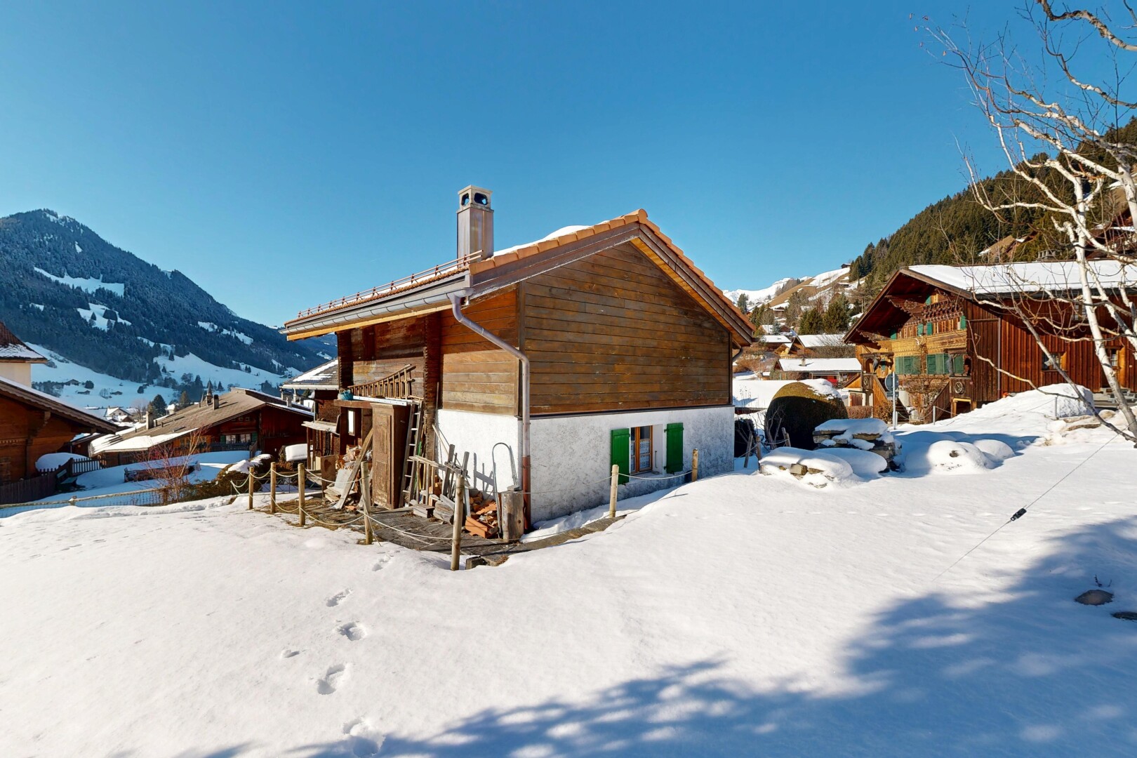 façade avec vue sur la montagne, mountain view, day time, bardage horizontal, et bardage en bois