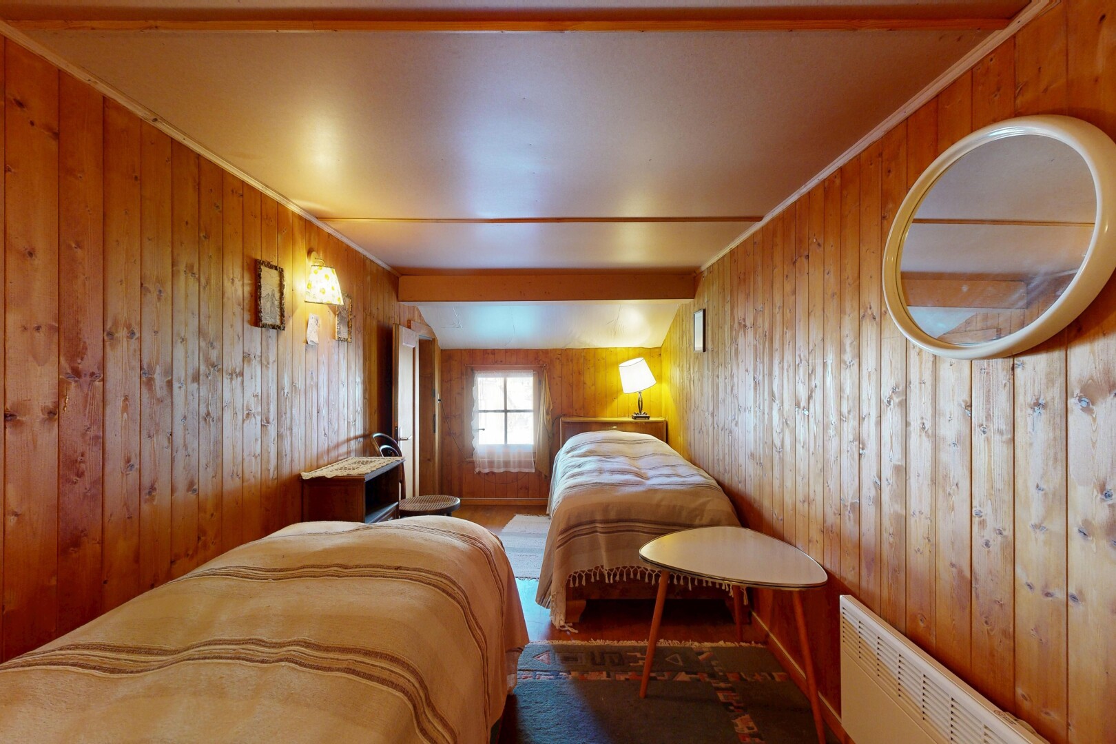 chambre avec inside property, wood wall, mur en bois, ventilation, et natural light
