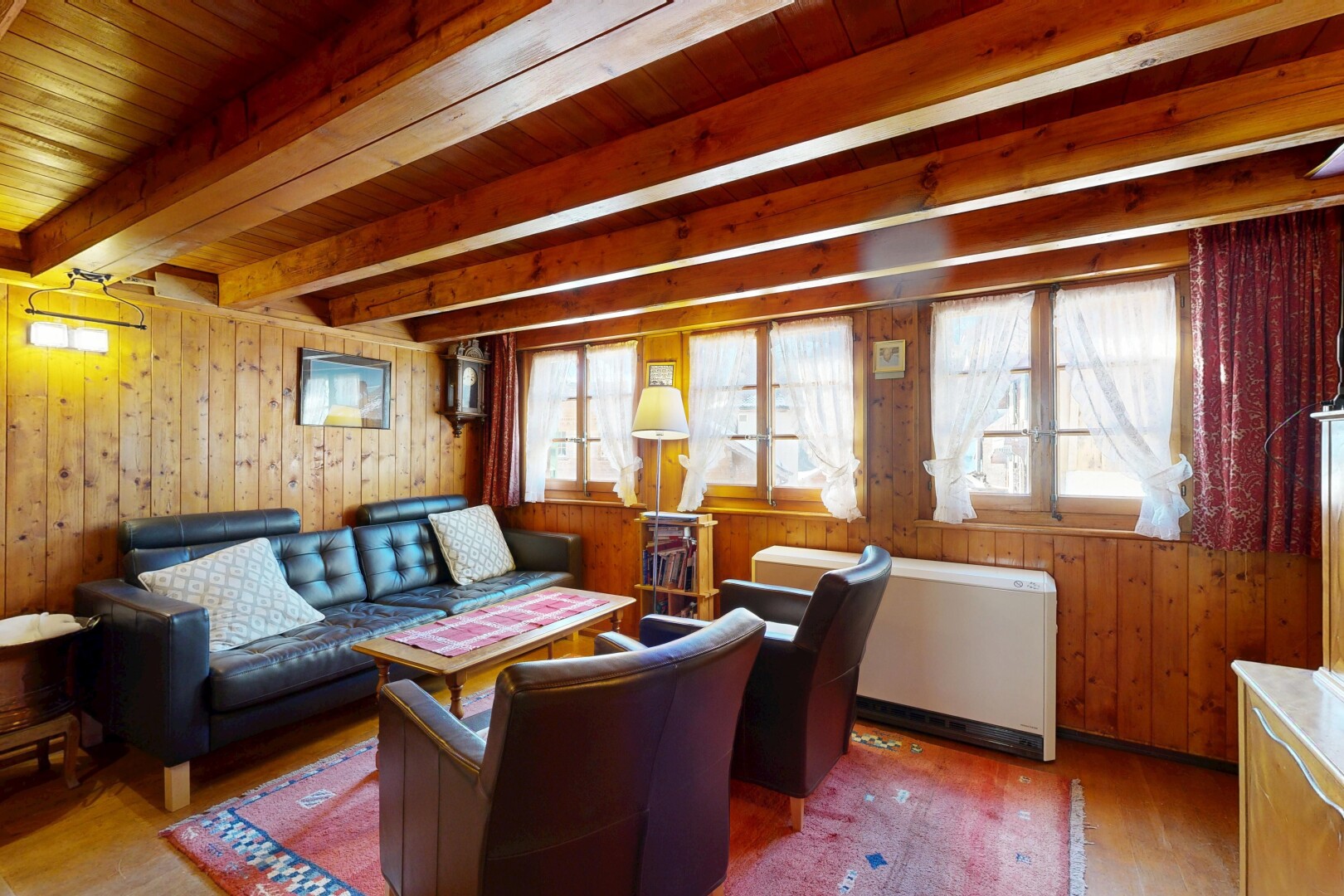 salon avec inside property, wood wall, mur en bois, wood finish floor, et sol en finition bois
