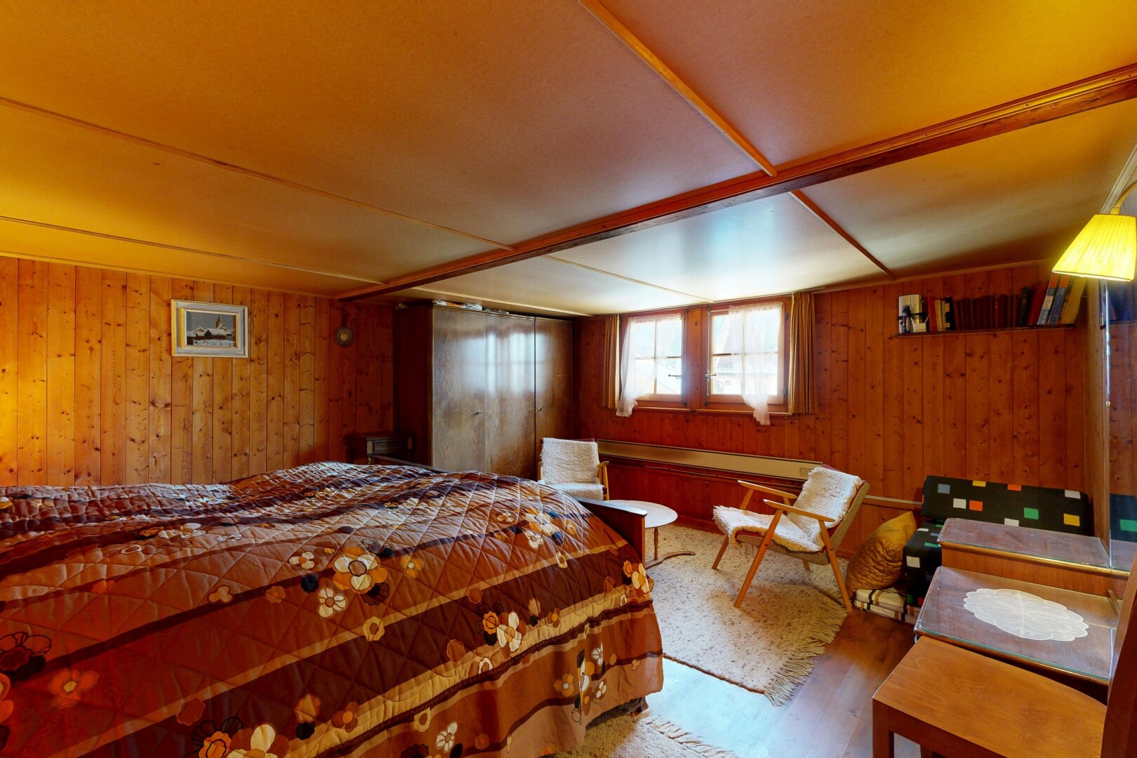 chambre avec natural light, lumière naturelle, wood wall, mur en bois, et inside property