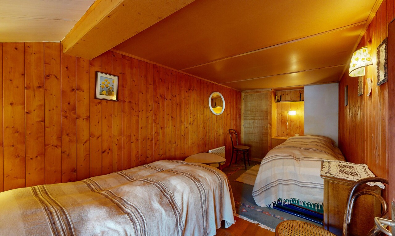 chambre avec wood wall, mur en bois, inside property, beamed ceiling, et plafond à poutres