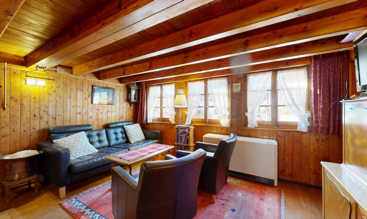 salon avec inside property, wood wall, mur en bois, wood finish floor, et sol en finition bois