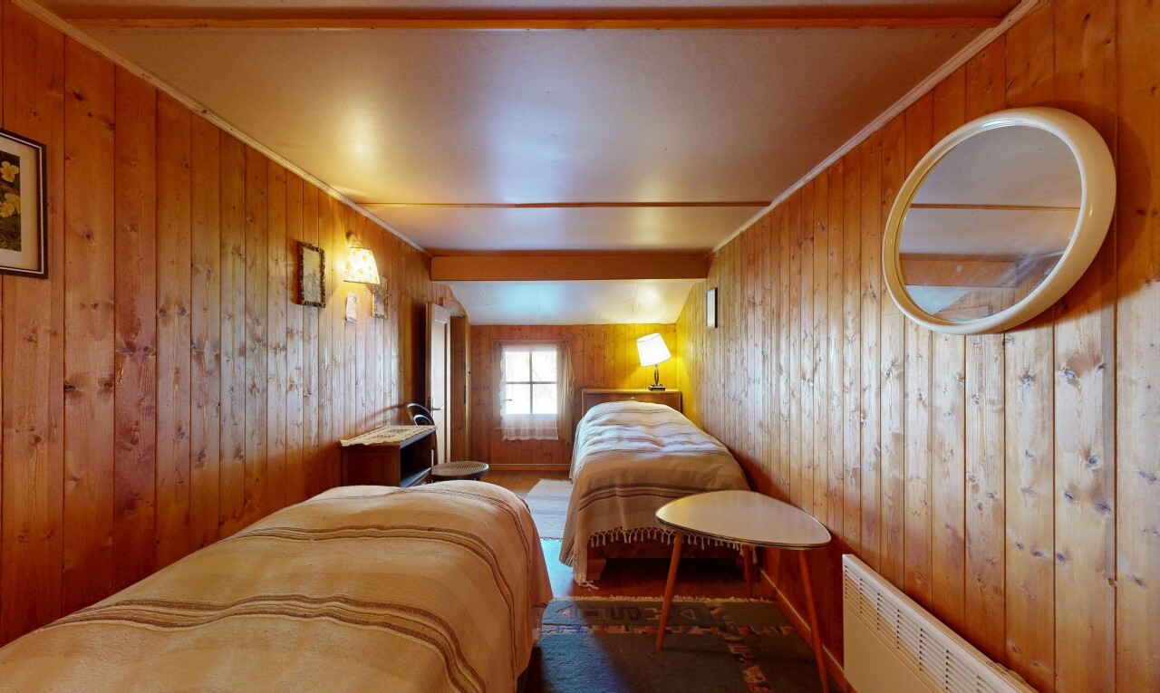 chambre avec inside property, wood wall, mur en bois, ventilation, et natural light