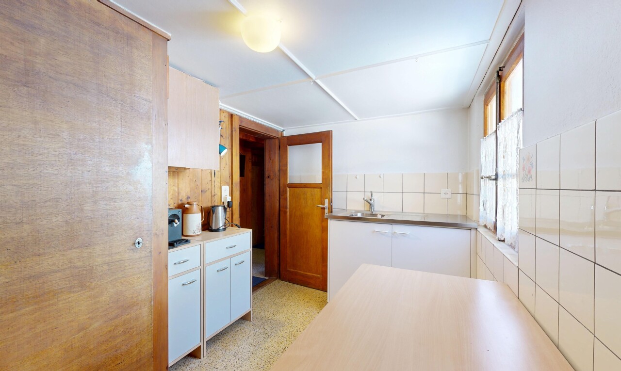 cuisine avec armoires blanches, white cabinets, light floor, inside property, et natural light