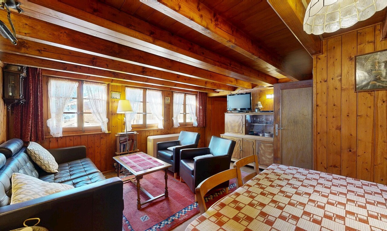 salon / salle à manger avec wood wall, mur en bois, inside property, télévision, et natural light