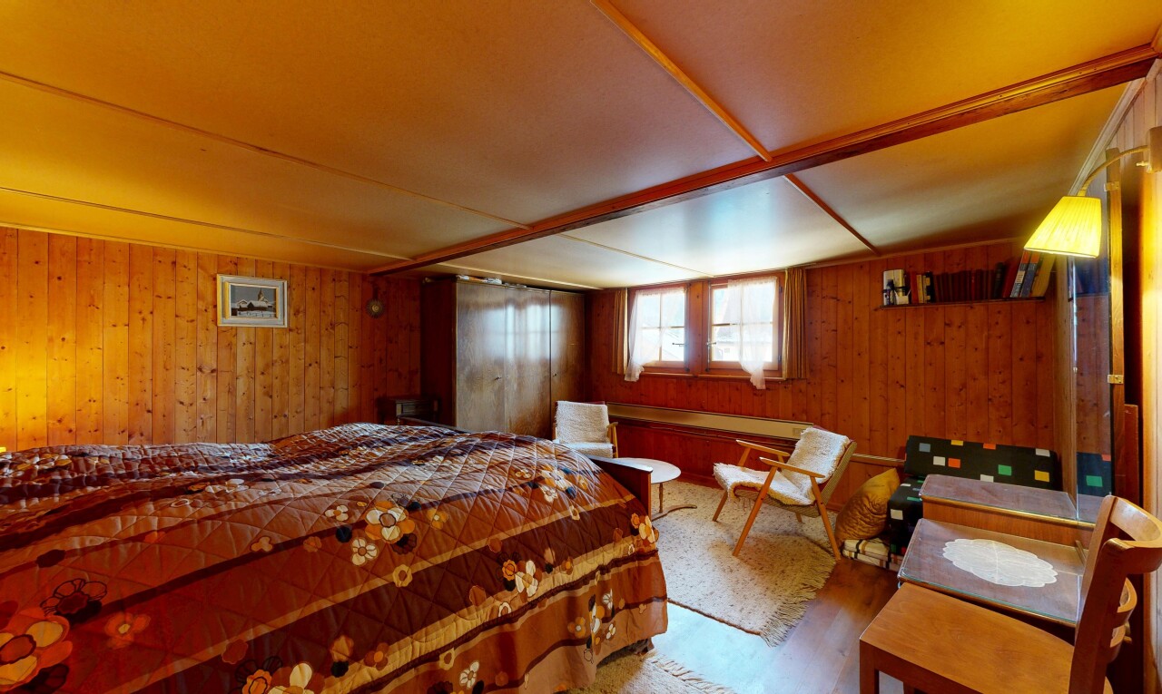 chambre avec natural light, lumière naturelle, wood wall, mur en bois, et inside property