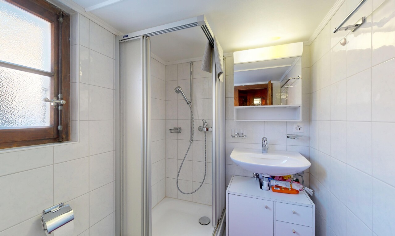 salle de bains avec tile wall, mur en carrelage, miroir, salle de bain complète, et douche