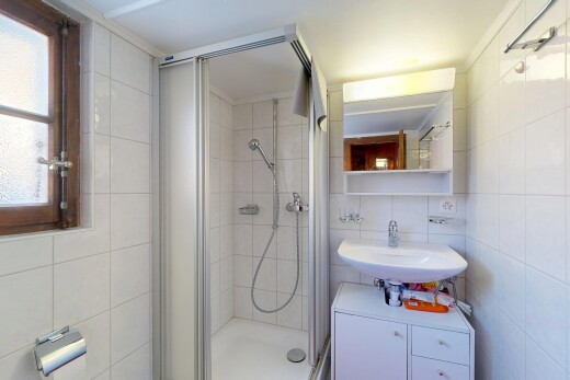 salle de bains avec tile wall, mur en carrelage, miroir, salle de bain complète, et douche