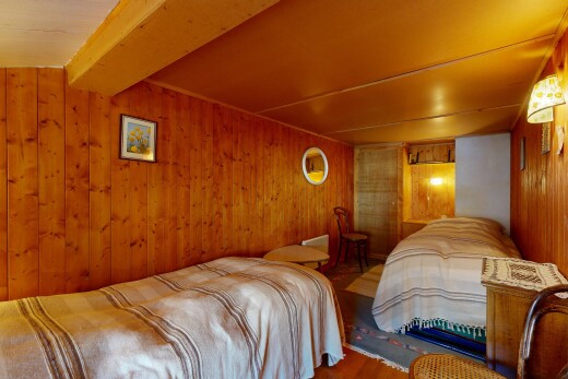 chambre avec wood wall, mur en bois, inside property, beamed ceiling, et plafond à poutres