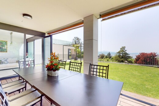 esszimmer mit natürliches licht und bodendeckenfenster