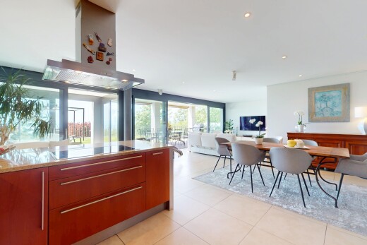 wohn- / esszimmer mit fliesenboden, fernseher, gipskartonwand, natürliches licht, und einbauleuchten