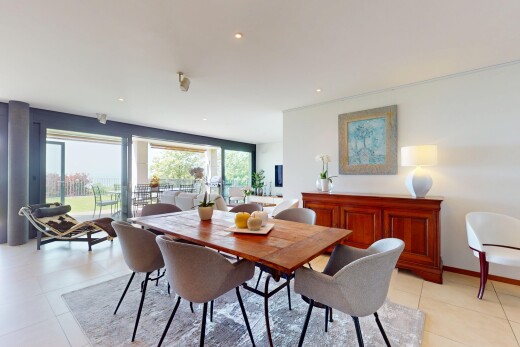 esszimmer mit gipskartonwand und natürliches licht