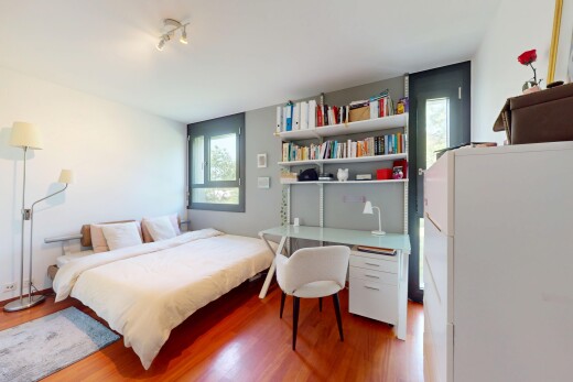 zimmer / schlafzimmer mit holzfußboden, kühlschrank, gipskartonwand, und natürliches licht