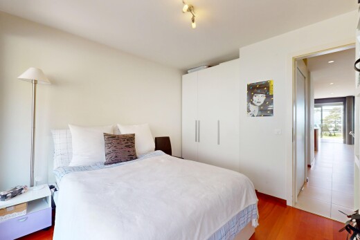 zimmer / schlafzimmer mit gipskartonwand, holzfußboden, und natürliches licht