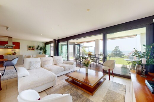 wohnzimmer mit bodendeckenfenster und natürliches licht