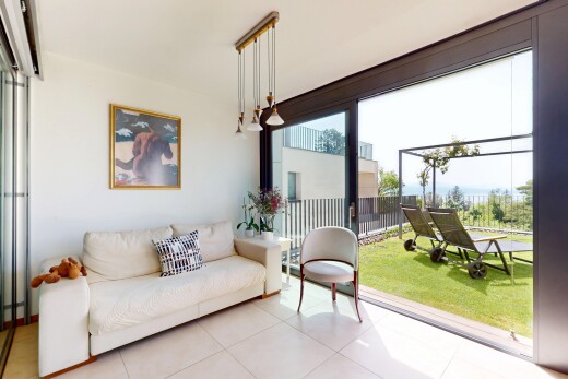 wohnzimmer mit fliesenboden, gipskartonwand, und natürliches licht