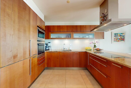 küche mit ofen, waschbecken, stein arbeitsplatten, dunstabzugshaube, und herd