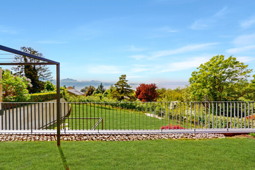 garten mit rasen und zaun