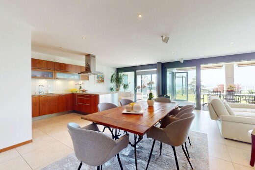 wohn- / esszimmer mit natürliches licht, gipskartonwand, und fliesenboden