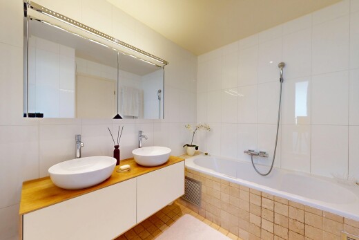 bad mit spiegel, waschbecken, fliesenwand, und bad