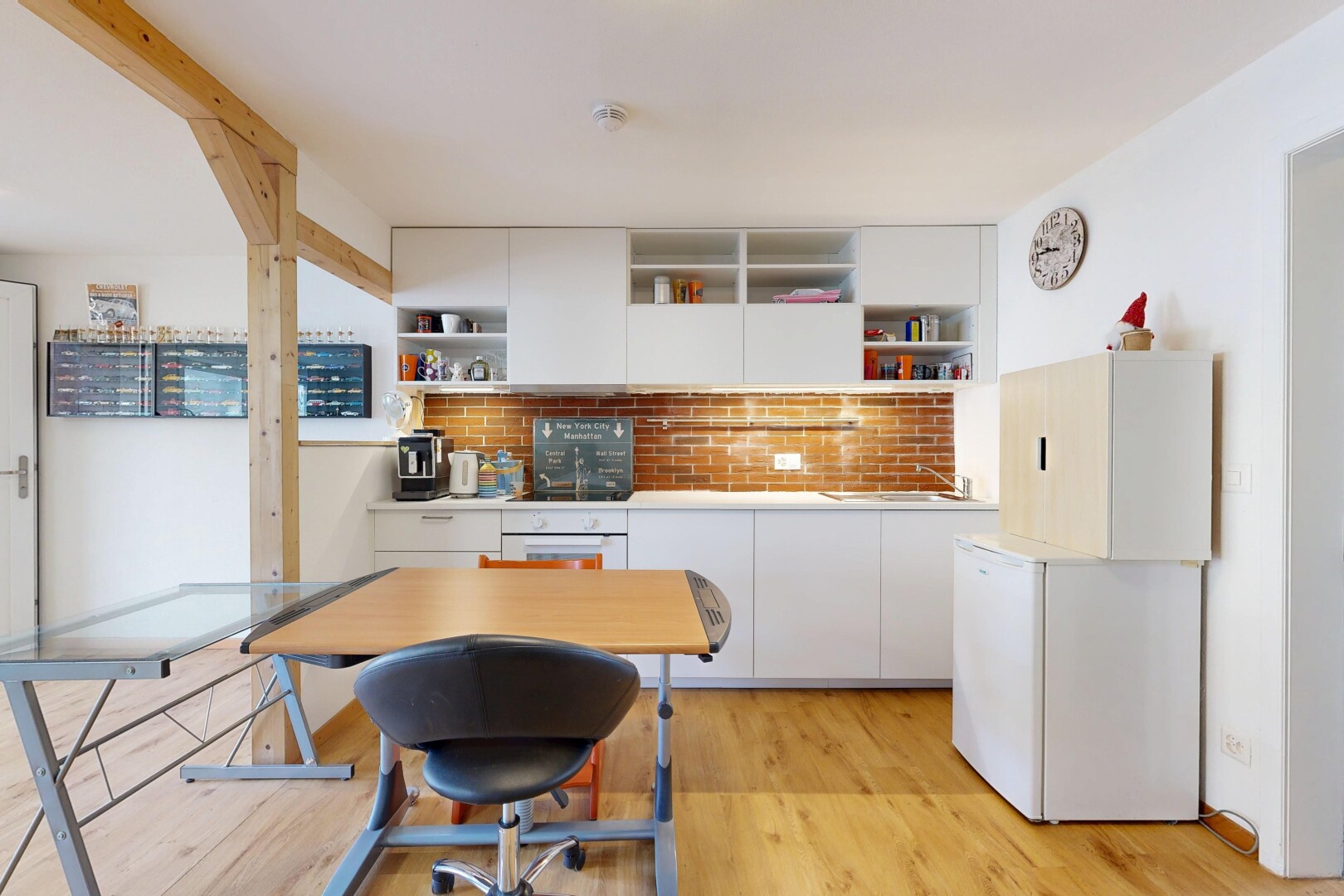 cuisine avec armoires blanches, plans de travail, dosseret, backsplash, et étagères ouvertes