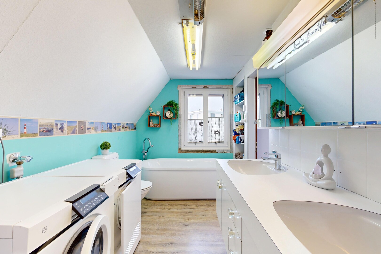 salle de bains avec salle de bain complète, double vasque, plafond voûté, vaulted ceiling, et bain