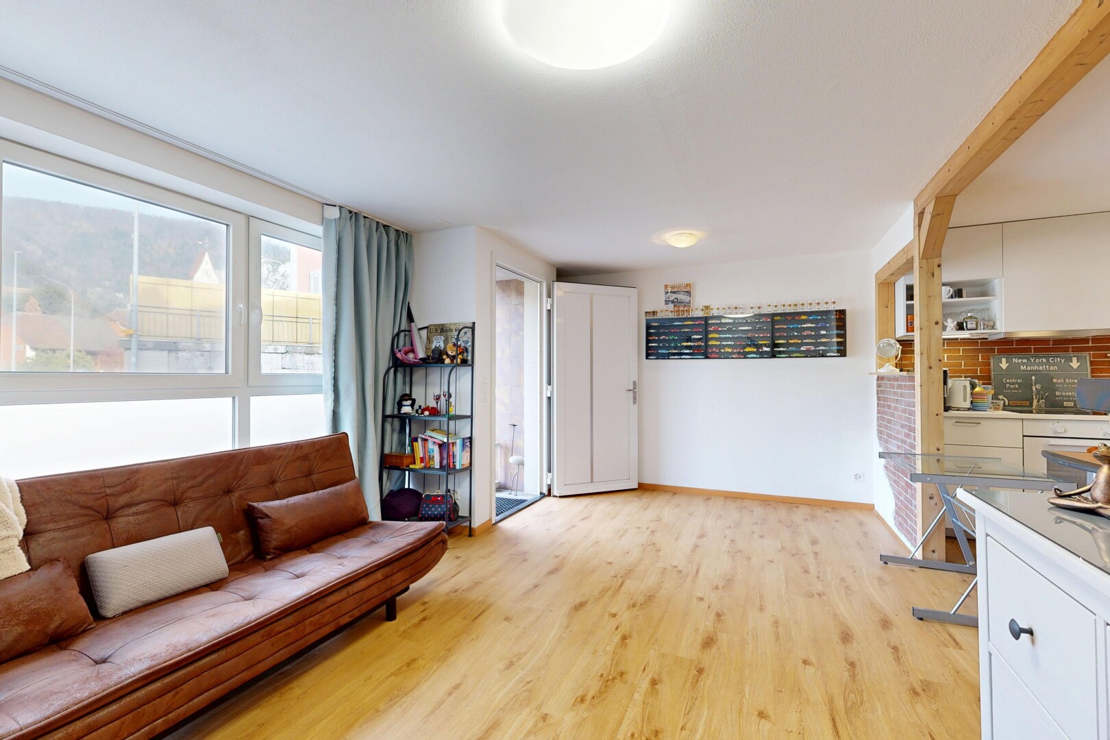 salon avec inside property, cloison sèche, drywall, lumière naturelle, et natural light