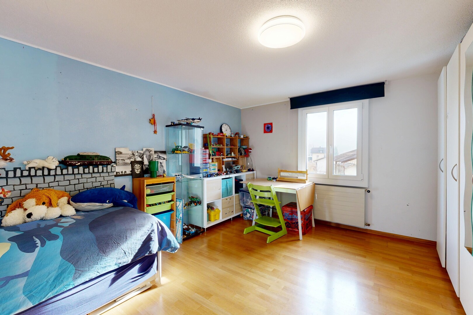 chambre avec cloison sèche, drywall, radiateur, lumière naturelle, et natural light