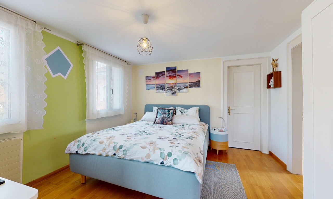 chambre avec sol en finition bois, wood finish floor, lumière naturelle, natural light, et inside property