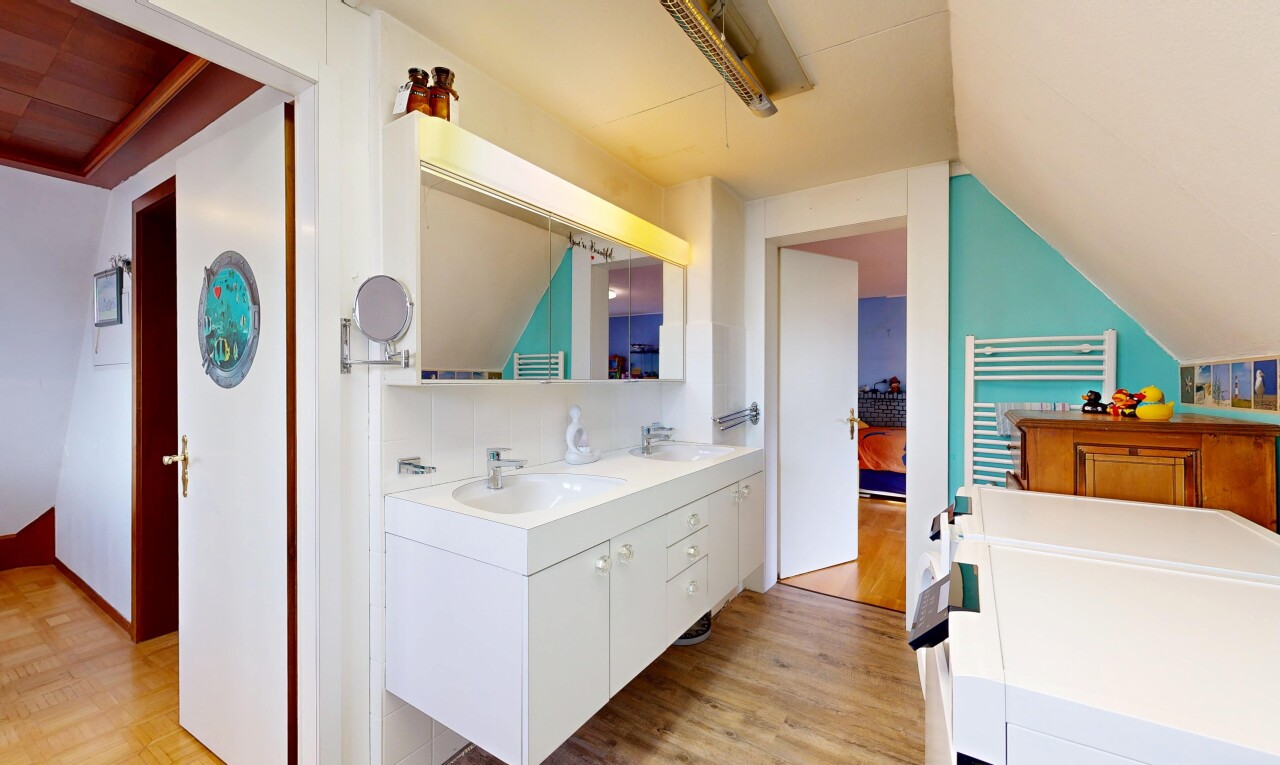 salle de bains avec double vasque, sol en finition bois, wood finish floor, cloison sèche, et drywall