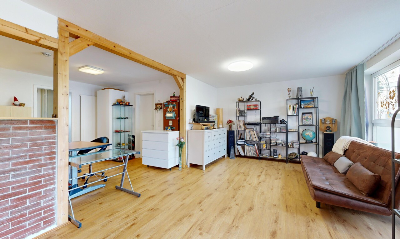 salon avec inside property, sol en finition bois, wood finish floor, cloison sèche, et drywall