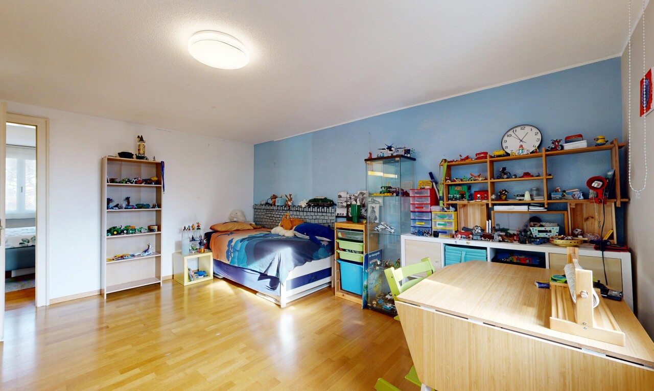 chambre avec cloison sèche, drywall, inside property, sol en finition bois, et wood finish floor