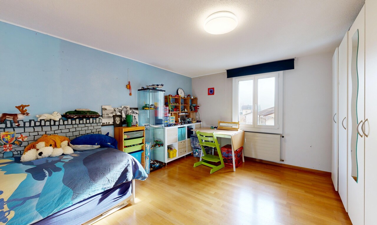 chambre avec cloison sèche, drywall, radiateur, lumière naturelle, et natural light