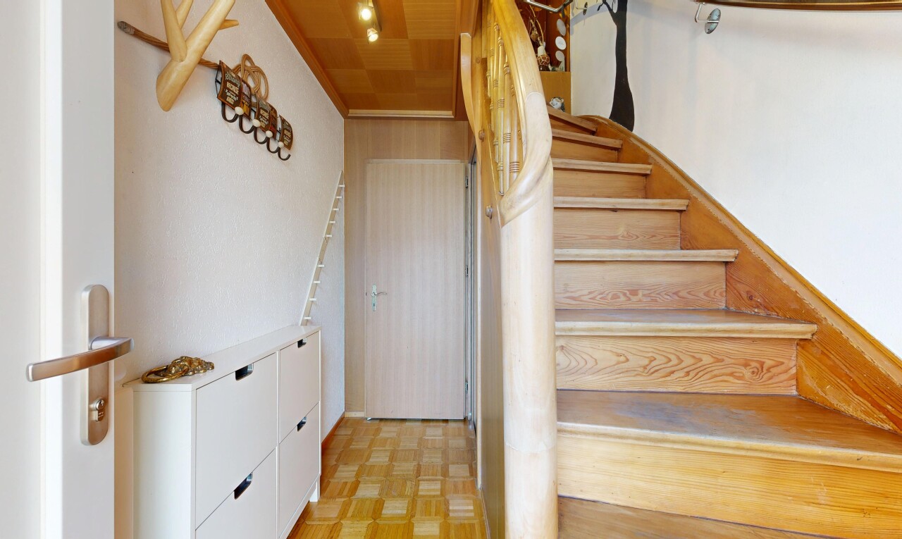 escaliers avec inside property, parquet floor, escaliers, cloison sèche, et drywall