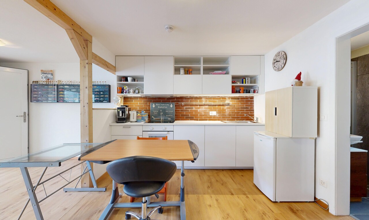 cuisine avec armoires blanches, plans de travail, dosseret, backsplash, et étagères ouvertes