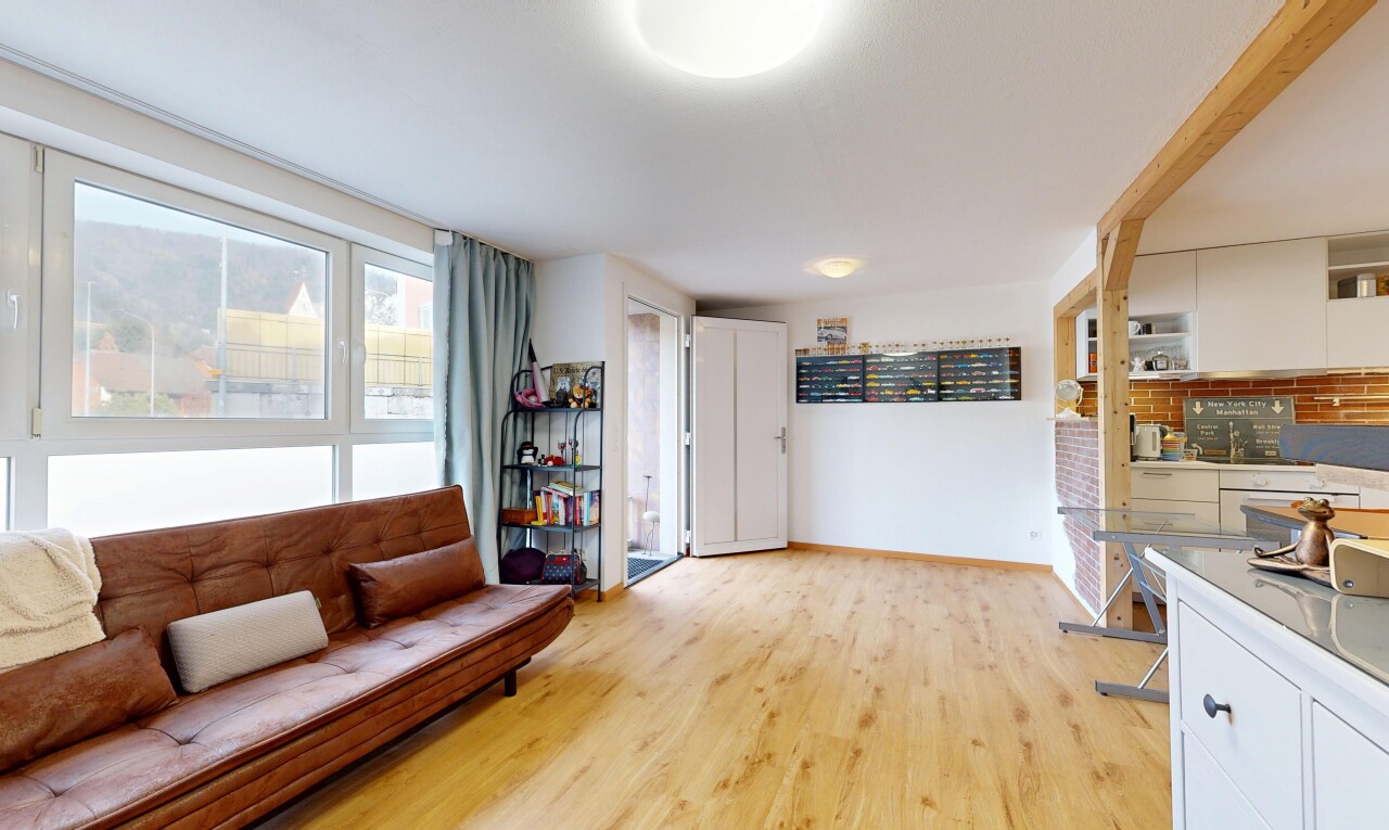 salon avec inside property, cloison sèche, drywall, lumière naturelle, et natural light