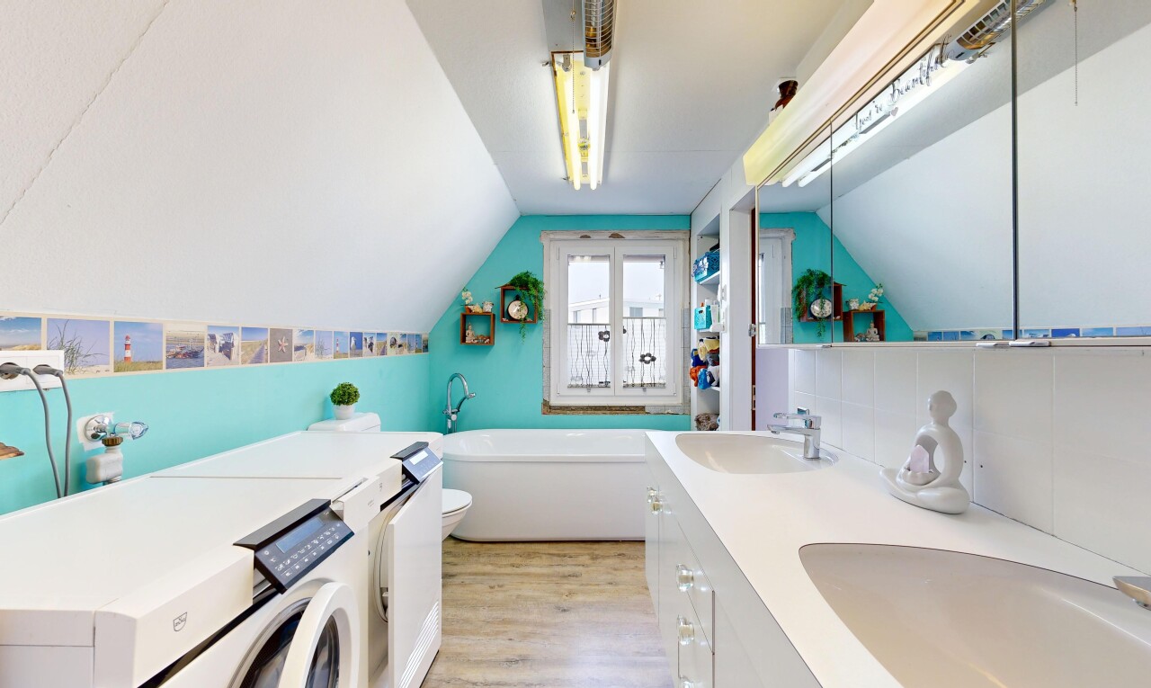 salle de bains avec salle de bain complète, double vasque, plafond voûté, vaulted ceiling, et bain