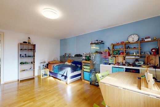 chambre avec cloison sèche, drywall, inside property, sol en finition bois, et wood finish floor