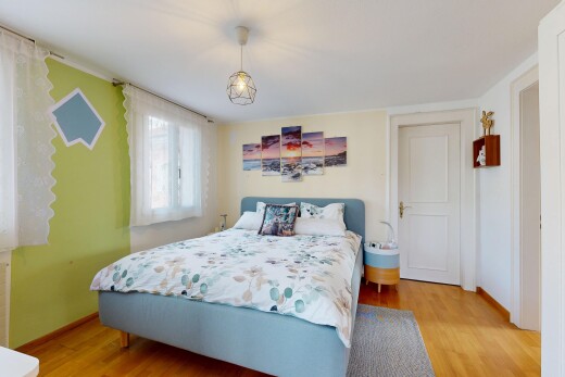 chambre avec sol en finition bois, wood finish floor, lumière naturelle, natural light, et inside property