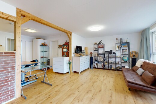 salon avec inside property, sol en finition bois, wood finish floor, cloison sèche, et drywall