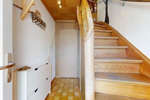 escaliers avec inside property, parquet floor, escaliers, cloison sèche, et drywall