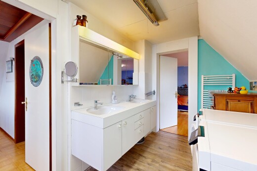 salle de bains avec double vasque, sol en finition bois, wood finish floor, cloison sèche, et drywall