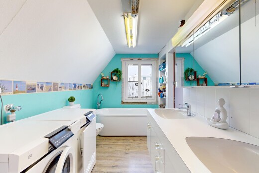 salle de bains avec salle de bain complète, double vasque, plafond voûté, vaulted ceiling, et bain