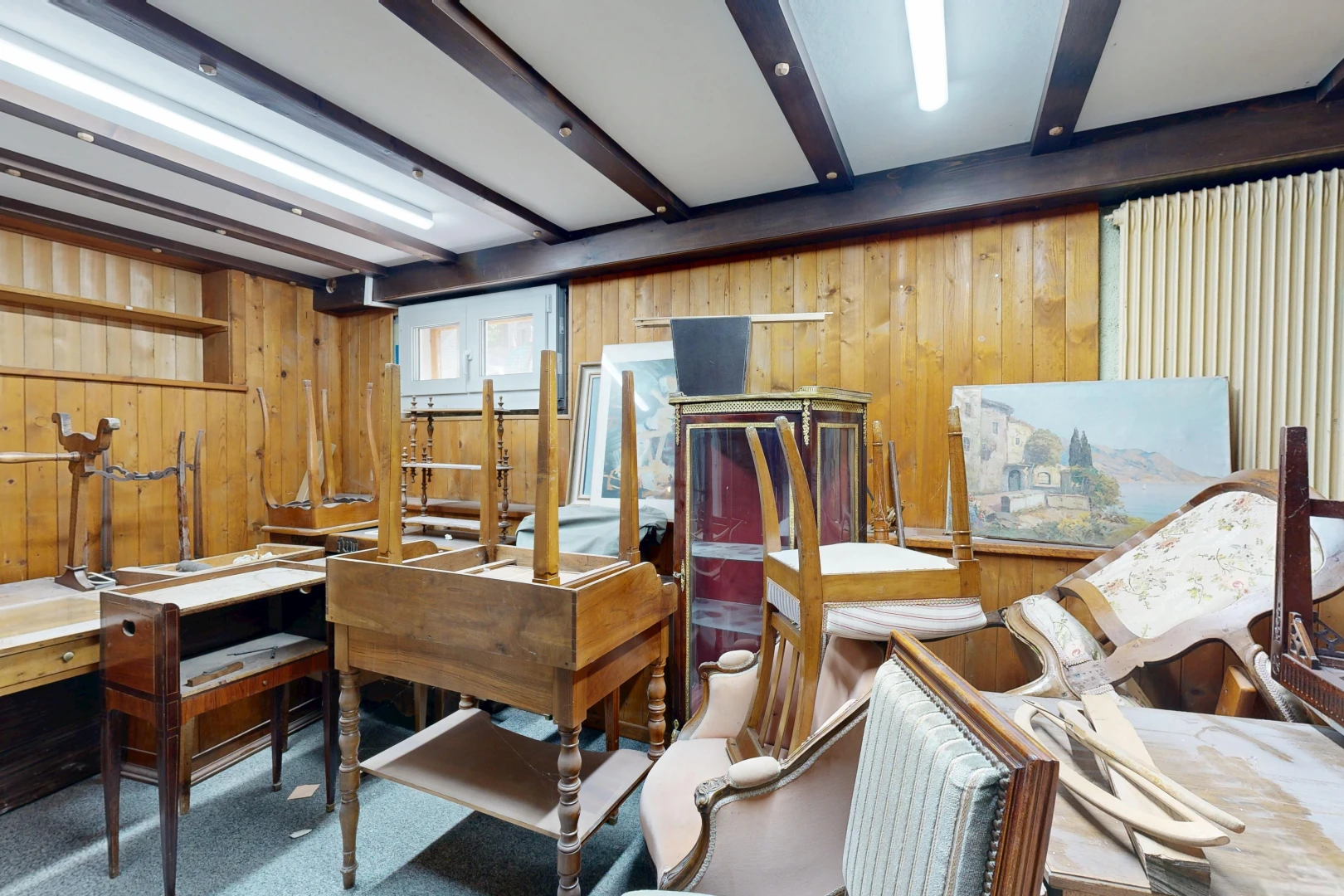 bureau avec wood wall, mur en bois, dated wood wall, beamed ceiling, et plafond à poutres