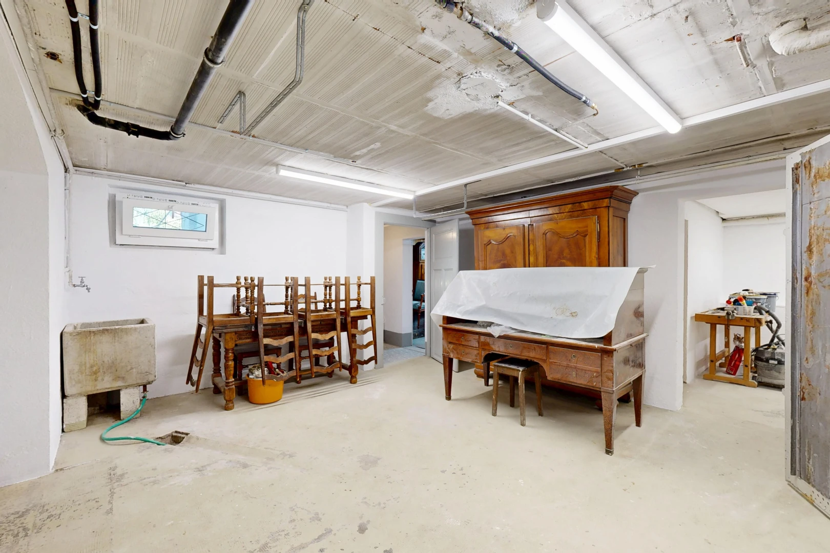 salle à manger avec concrete floor, sol en béton, inside property, drywall, et cloison sèche