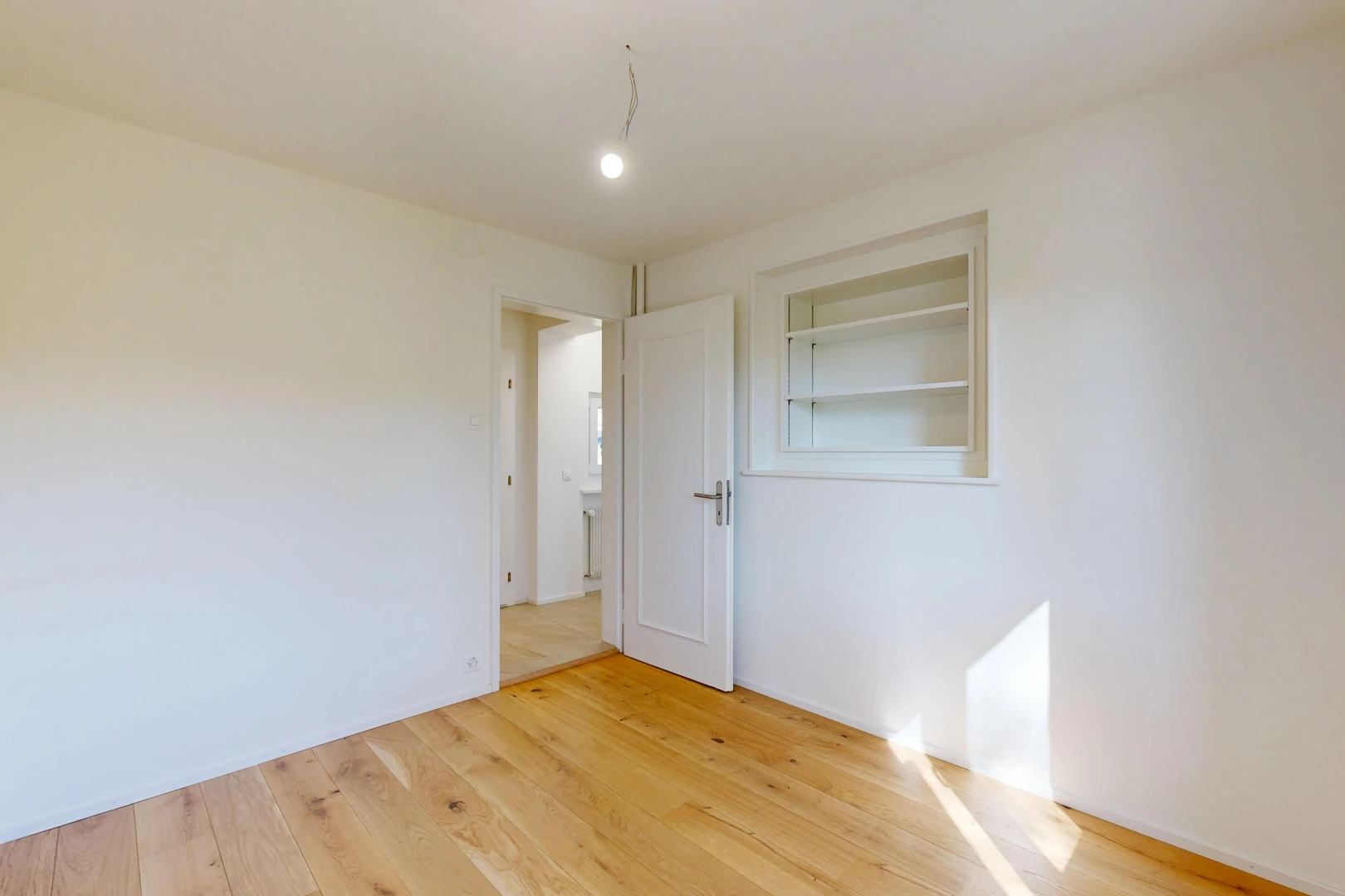 pièce vide avec drywall, cloison sèche, wood finish floor, sol en finition bois, et inside property