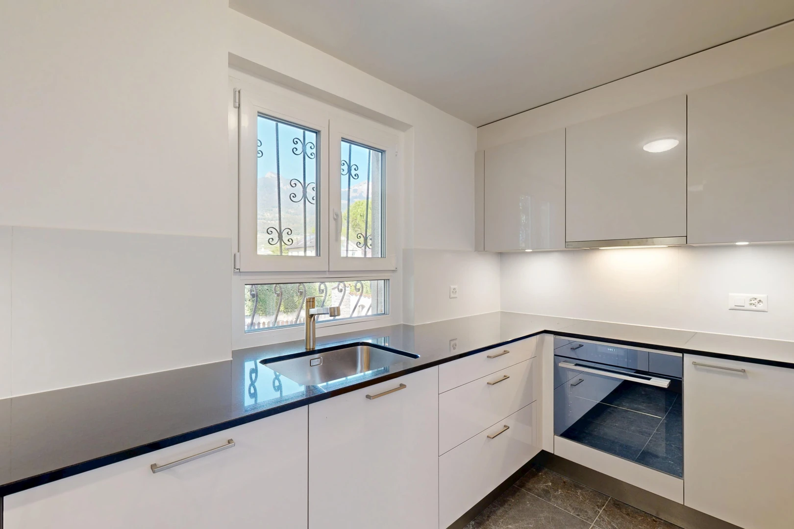 cuisine avec dark floor, four, évier, armoires blanches, et white cabinets