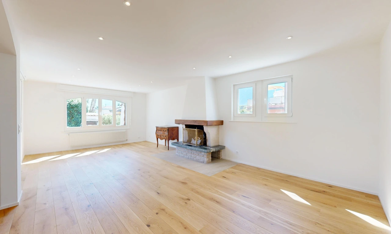 salon avec drywall, cloison sèche, wood finish floor, sol en finition bois, et éclairage encastré