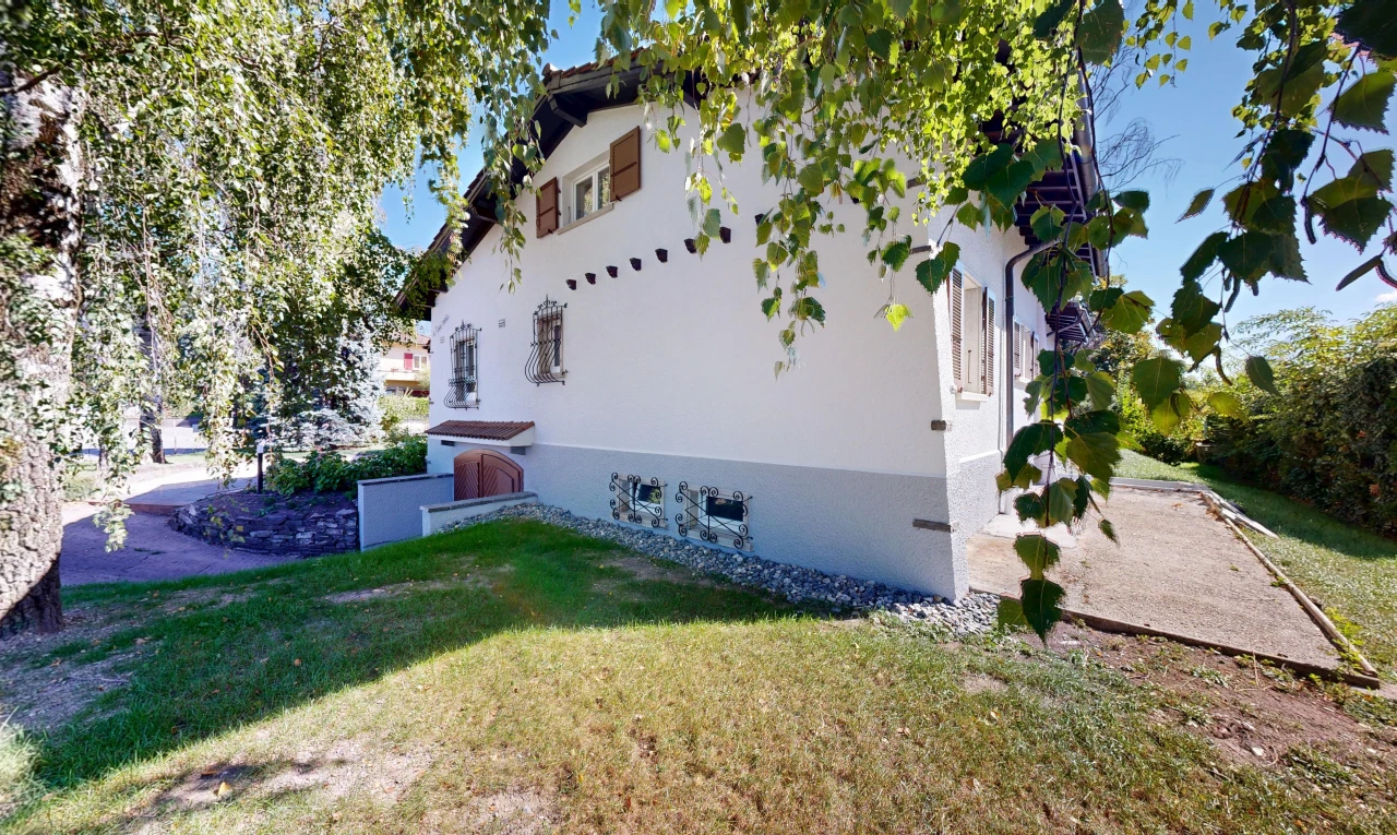 façade avec bardage en stuc, pelouse, property visible, from property, et day time